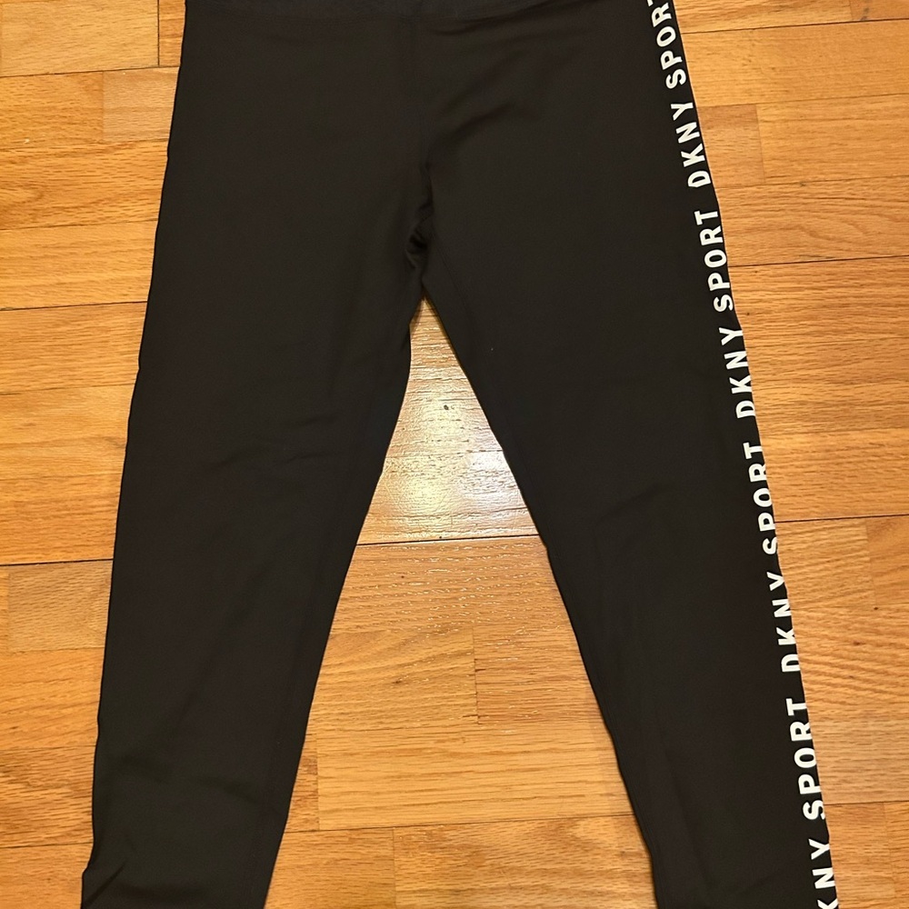 Women Black DKNY Sport Leggings
Pre-owned
Size Medium